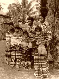 Seminole/Miccosukee family, Miami, Florida 1926... I loved going into the Everglades as a kid, and visiting the Miccosukee Indians. Seminole Tribe, Seminole Indians, Indian Pictures, Native American Clothing, Black Indians, Native American Photos, Indian Tribes, Native American Peoples, Native American Heritage