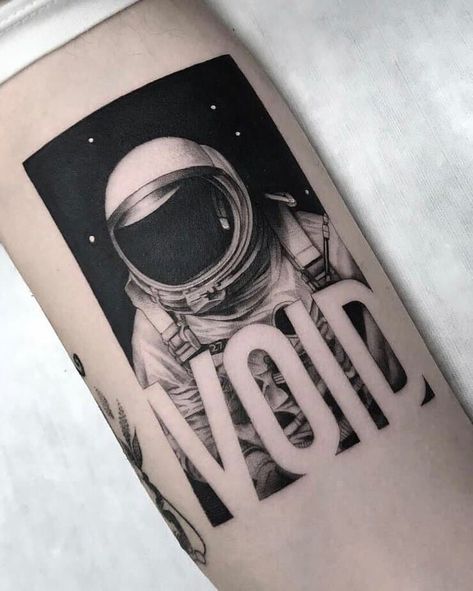 88 Tattoo, Herren Hand Tattoos, Astronaut Tattoo, Airplane Tattoos, Lady Bug Tattoo, Greek Tattoos, Space Tattoo, Botanical Tattoo, Hand Tattoos For Guys