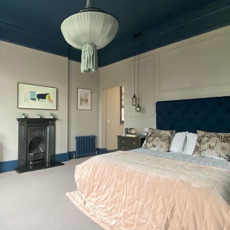 https://www.instagram.com/p/CArtR3OHG0w/?igshid=1fygbwgijk062 Dark Ceiling Light Walls, Blue Ceiling Bedroom, Blue Bedroom Colors, Log Burner Living Room, Dark Blue Bedrooms, Light Blue Walls, Victorian Home Decor, Dark Living Rooms, Blue Ceilings