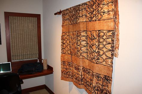 Hawaiian Tapa cloth wall hanging if you are fortunate enough to have one Tapa Cloth Decor, Kapa Haka Costumes, Tapa Cloth Art Kids, Samoan Fabric, Kuba Cloth Wall Hanging, Tapa Cloth, Cloth Ideas, Tiki Style, Bed Wall Decor