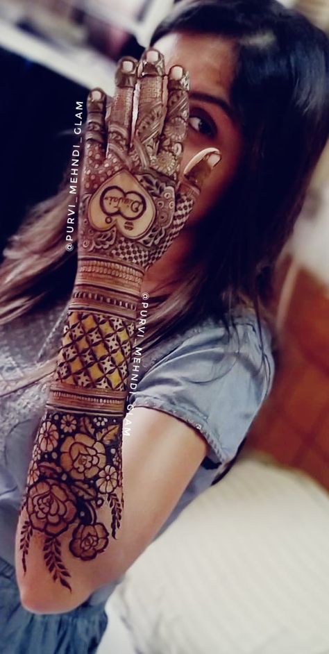 Engagement Figure Mehndi Designs, Engement Mehandi Designs, Engement Mehendi Design, Engagement Mehendi Figures, Engagement Mehendi, Engagement Design, Beautiful Simple Mehndi Design, Engagement Mehndi, Wedding Carriage