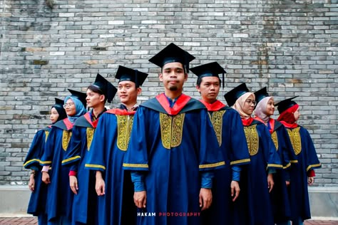 Class Group Photo Poses, Graduation Pictures With Friends Boys, Group Convocation Photography, Group Outdoor Photoshoot, Convocation Photography Picture Ideas, Graduation Group Photos, Graduation Pictorial Pose, Graduation Group Photo Ideas, Group Graduation Pictures