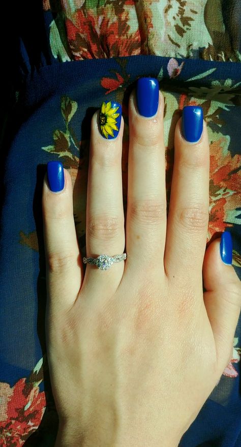 Acrylic Sunflower Nails, Sunflower On Nails, Blue And Sunflower Nails, Blue Dipped Nails Ideas, Sunflowers Nails, Royal Blue And Sunflower Nails, Yellow Sunflower Nails, Sunflower Nails Blue, Blue N Yellow Nails