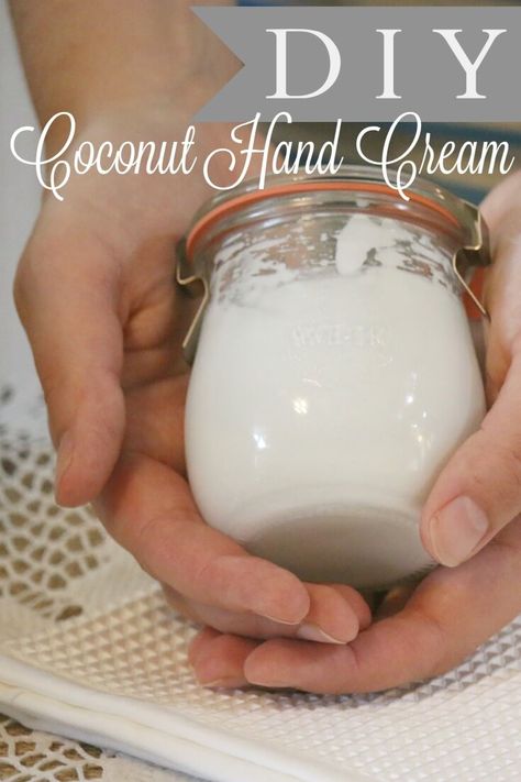 Coconut Hand Cream, Hand Cream Recipe, Diy Hand Cream, Sore Hands, Diy Moisturizer, Diy Coconut, Hand Moisturizer, Hand Mask, Coconut Oil For Skin