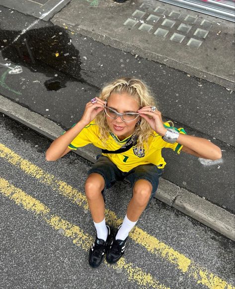 Brazil Jersey Outfit, Brazil Jersey, Football Jersey Outfit, Jersey Outfit, Tomboy Style Outfits, Streetwear Fashion Women, Kinds Of Clothes, Vintage Sunglasses, Tomboy Fashion