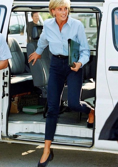 Princess Diana in a light blue Oxford shirt and jeans. #princessdiana #classicstyle Oxford Shirt Women Outfit, Light Blue Shirts Women, Light Blue Shirt Outfit, Oxford Shirt Outfit, Oxford Shirt Women, Blue Oxford Shirt, Blue Shirt Women, Polo Shirt Outfits, Oxford Shirts