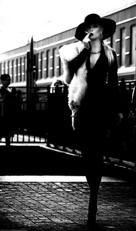 Foto Top, Helmut Newton, Look Retro, Fur Stole, Vintage Glamour, Mode Vintage, Looks Vintage, White Photography, Black And White Photography