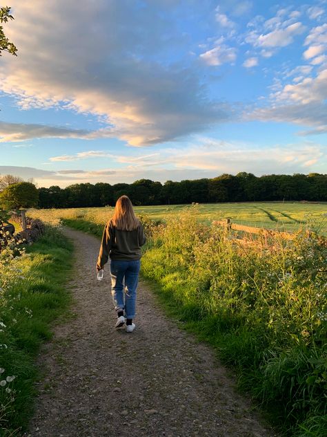 Reading Outdoors, Walking Pictures, Walks In Nature, Going On A Walk, Summer Vine, Outside Aesthetic, Walk Outside, Being Outside, Taking A Walk