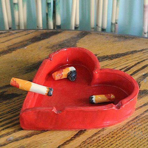 Ash Trey Ideas Clay, Ash Tray Clay, Ashtray Clay, Ceramics Pottery Bowls, Painted Pots Diy, Sculpture Art Clay, Air Dry Clay Projects, Clay Diy Projects, Clay Crafts Air Dry