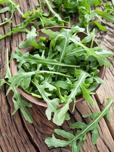 Arugula or Rocket - what's the difference? Nothing they are one and the same thing. Not as popular as kale but a tasty healthy option for eating greens! It is simply known as Arugula in the US and Rocket in the UK and Australia. via @saladswithanastasia How To Use Arugula, Arugula Growing, Health Benefits Of Arugula, Rocket Recipes Arugula Salad, Beat And Arugula Salad, Eating Greens, Growing Cabbage, School Mood, Rocket Leaves