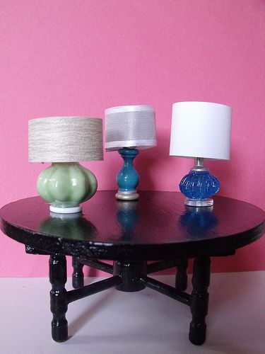 DIY Miniature Lamp Miniature Lamps, Diy Barbie Furniture, Dollhouse Projects, Barbie Doll House, Drawer Knob, Barbie Diy, Miniature Diy, Miniatures Tutorials, Barbie Furniture