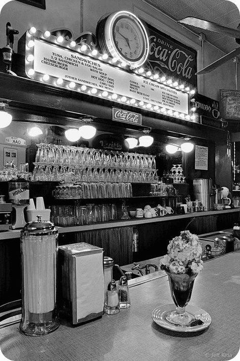 White Photo, A Black, The Wall, Diner, Clock, Bar, Black And White, Wall, White