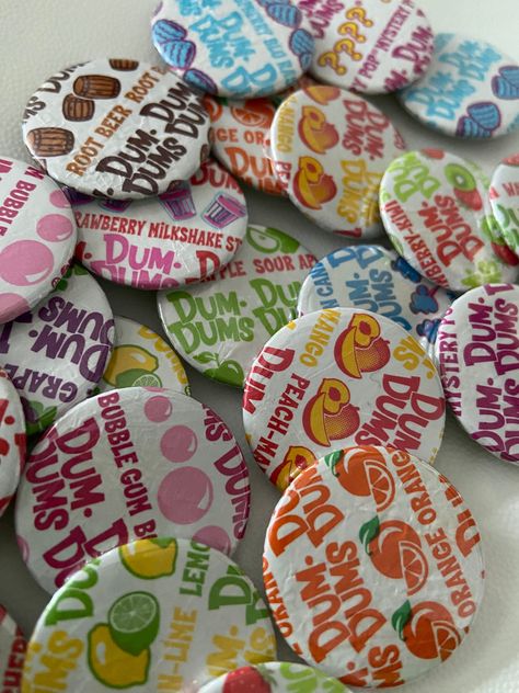 DumDum wrappers turned into pins/buttons. Randomized flavors/designs Cute Pin Designs, Fun Buttons Pins, Craft When Bored, Pin Designs Button, Diy Pins Buttons, Diy Buttons Pins, Button Pins Design, Pinback Buttons Display, Button Pin Design Ideas