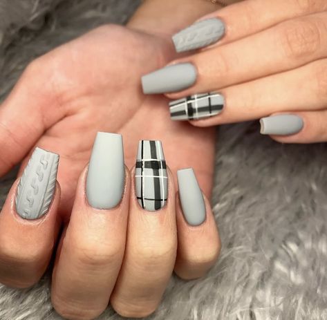 Grey Sweater Nail Design, Plaid Coffin Acrylic Nails, Plaid Nails Gray, Cute Fall Nails Plaid, Pink And Grey Plaid Nails, Plaid Nail Designs, Sweater Nails, Winter Nails Acrylic, Matte Nails Design