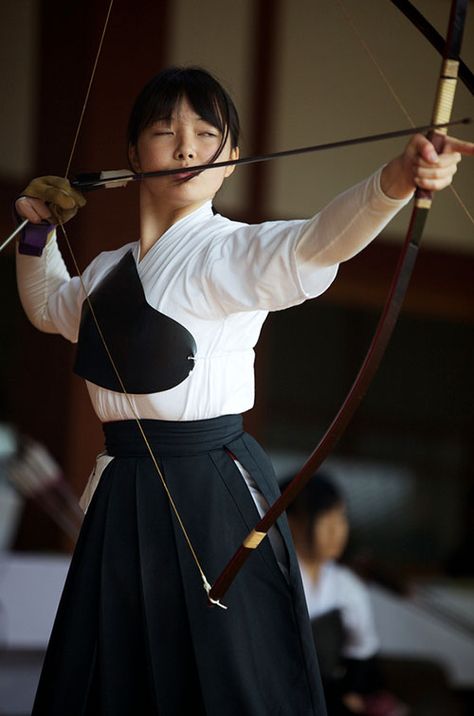 Female Japanese archer Archery Women, Trening Sztuk Walki, Japan Culture, Bow And Arrow, Martial Artists, Kendo, Dynamic Poses, Aikido, Action Poses