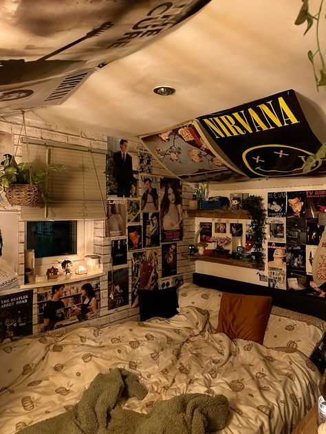 Grunge Style Room Bedroom Ideas, Tiktok 2020 Room Aesthetic, Room Ideas 90s Aesthetic, Cool Room Astetics, Poster Setup Ideas, Room With A Lot Of Posters, Grunge Bed Ideas, Streetwear Aesthetic Room, Street Aesthetic Room