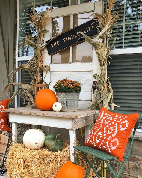 64 Fall Porch Decorating Ideas - Outdoor Fall Decor Rustic Fall Porch, Porche Halloween, Ladder Ideas, Indoor Fall Decor, Small Porch Decorating, Fall Front Porch Ideas, Corn Stalks, Feuille Eucalyptus, Fall Front Porch Decor