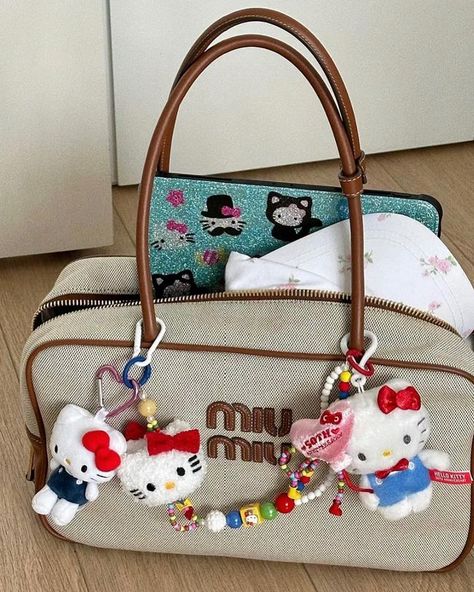 Bag With Accessories, Hello Kitty Bag Charm, Bags Accessories, Bags With Keychain Aesthetic, Keychains On Bag, Keychain Bag Aesthetic, Bag With Keychain, Accessories Bag, Girly Stuff Aesthetic