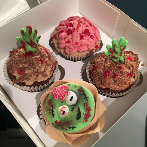 Zombie cupcakes Zombie Cupcakes, Zombie Birthday, Halloween 4, Dessert Cupcakes, Birthday Cupcakes, Birthday Theme, Zombie, Halloween, Birthday