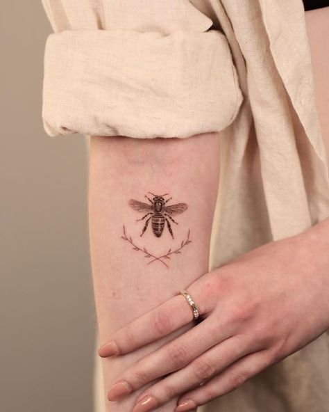 Cuba Tattoo, Bee And Flower Tattoo, Queen Bee Tattoo, Small Bee Tattoo, Bee Tattoos, Honey Bee Tattoo, Amazing 3d Tattoos, Bumble Bee Tattoo, White Ink Tattoo