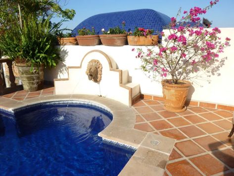 Spanish Outdoor Patio, Mexican Ranch House, Courtyard Pools, Hacienda Courtyard, Hacienda Style Homes Mexican, Mexican Beach House, Beach House Flooring, Modern Hacienda, Spanish Courtyard