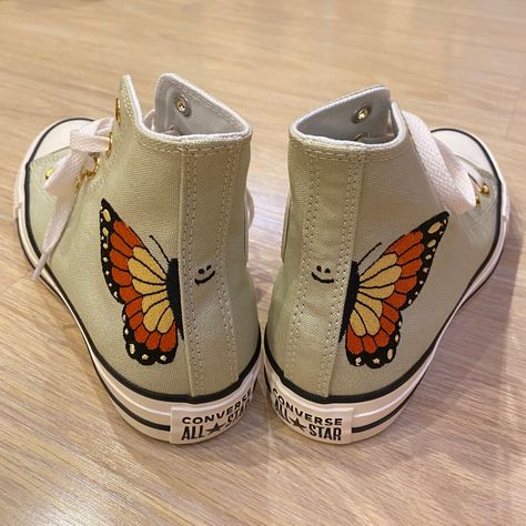 Butterfly Converse, Sage Green Converse, Tenis Aesthetic, Diy Converse, Cool Converse, Cute Converse Shoes, Converse Design, Hand Painted Butterfly, Painted Converse