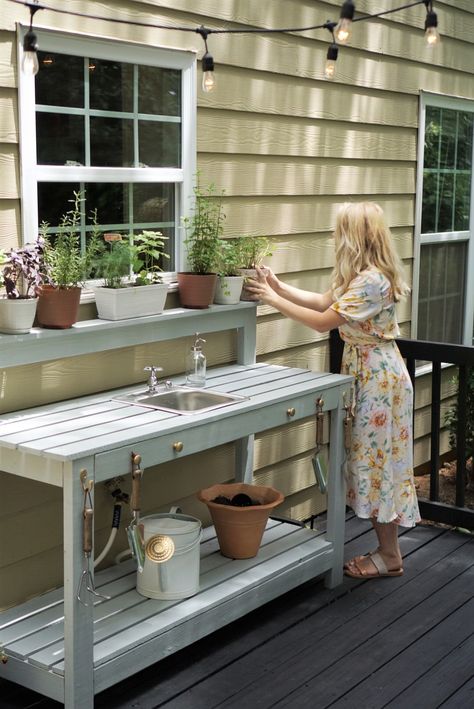 Outdoor Family Entertainment from Garden to Grill Garden Work Bench, Potting Bench Ideas, Potting Bench Plans, Balcony Apartment, Garden Station, Outdoor Potting Bench, Garden Sink, Green Ideas, Potting Table