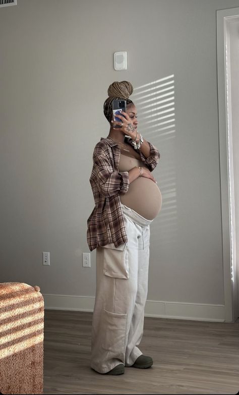 Pregnant Women Fashion, Anime Pregnant, Fall Maternity Outfits, Baby Mommy, Pregnancy Belly Photos, Cute Pregnancy Pictures, Mommy And Baby Pictures, Maternity Clothes Summer, Trendy Maternity Outfits