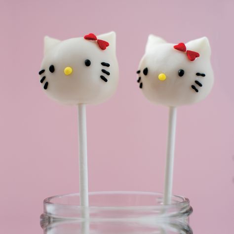 Delicious Ways to Bring Hello Kitty into Your Kitchen | Quirk Books : Publishers & Seekers of All Things Awesome Hello Kitty Desserts, Hello Kitty Cake Pops, Kitty Cake Pops, Piping Ideas, Cake Pop Designs, Cake Pop Decorating, Hello Kitty Crochet, Pop Ideas, Birthday Party Treats