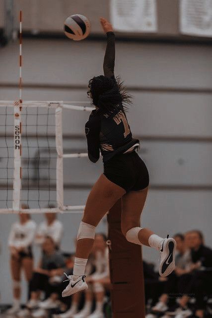 Black Volleyball Aesthetic, Volleyball Vision Board Pictures, Black Volleyball Girl, Volly Bal Girl Aesthetic, Volleyball Black Women, Black Volleyball Players, Volleyball Vision Board, Volleyball Player Aesthetic, Volleyball Photography