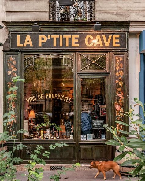 Parisian Wine Bar, Small Wine Bar Ideas Restaurants, Wine Boutique Shops, Wine In Paris, Cafe Window, Costume Jewelery, Old Pub, Old Paris, French Cafe