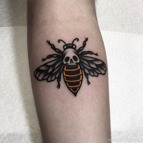 Traditional Tattoo Knee, Tattoo Bee, Small Skull Tattoo, Skull Tattoo Flowers, Traditional Tattoo Inspiration, Bug Tattoo, Moth Tattoo, Dagger Tattoo, Traditional Tattoo Art