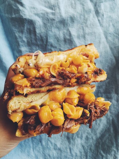 grilled mac n cheese sandwich  with braised short ribs - so meaty and cheesy and good!! Best Grilled Cheese Sandwich Recipe, Grilled Mac And Cheese, Philly Cheese Steak Sliders, Pistachio Recipes, Grill Cheese Sandwich Recipes, Bbq Sandwich, Favorite Pasta Recipes, Best Grilled Cheese, Grilled Cheese Recipes