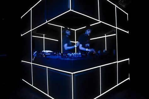 corner dj booth Dj Setup Ideas Party, Night Club Ideas, Flight Facilities, Dj Table, Dj Stand, Dj Room, Dj Club, Dj Stage, Club Lighting