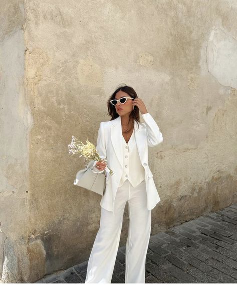 Elegant White Suit For Women, Womens White Wedding Suit, Wedding Vest For Bride, Boss Looks Woman, Masculine Bride Outfit, Wedding Outfit Suit Women, Wedding Costume Woman, White Linen Suit Women, Bridal Suits For Women