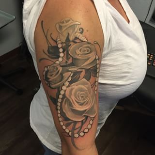 Angel Tattoo For Women, Rose And Pearl, Pearl Tattoo, Roses And Pearls, Tattoos 2024, Birthday Tattoo, Rose Thorns, Tattoos Women, Leg Tattoos Women