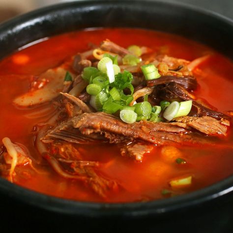 Korean Beef Soup, Korean Soup Recipes, Beef And Vegetable Soup, Beef Soup Recipes, Korean Side Dishes, Spicy Soup, Vegetable Beef Soup, Asian Soup, Spicy Beef