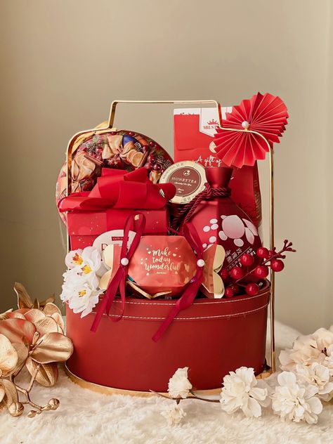 Chinese New Year Hampers Ideas, Christmas Hampers Packaging Ideas, Hamper Photoshoot, Chinese Hampers, Hampers Design, Cny Packaging, Chinese New Year Hampers, Client Gift Baskets, Cny Hampers