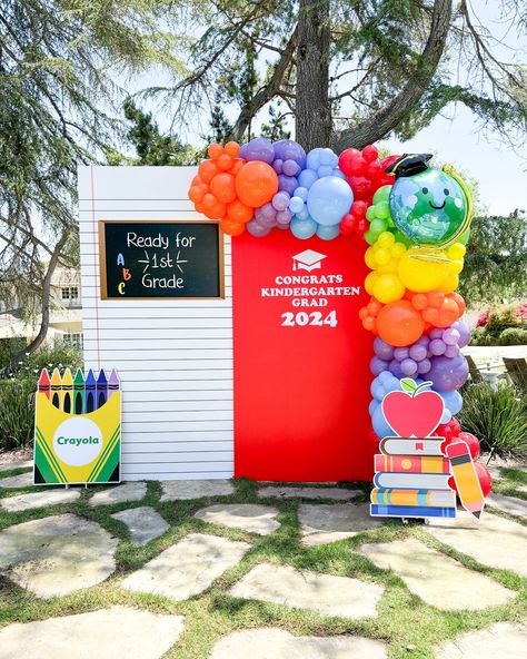 Congratulations to these 2024 Kindergarten Grads 🎉 This day will definitely be a core memory for them 🥺 My client hosted the dreamiest graduation party for these littles. If you are looking for a custom backdrop for your graduation party you are at the right place. Whether you want simple or grand your wish is our command 🪄 To get a quote, you can reach us in the following ways: - info@luxanballoons.com - www.luxanballoons.com - text @ 619-759-8185 Kindergarten Graduation Backdrop, Kids Graduation Party Ideas, Kindergarten Graduation Ideas, Kindergarten Graduation Decorations, Kindergarden Graduation, Link Balloons, Kindergarten Graduation Party, Kindergarten Photos, Kindergarten Party