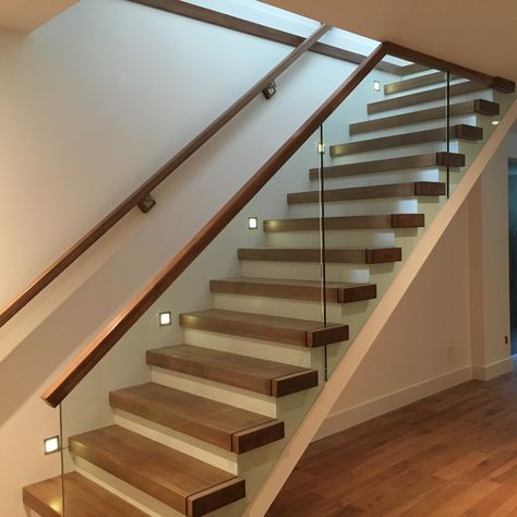 Glass Staircase Railing, Glass Railing Stairs, درج السلم, Open Trap, Glass Railings, Staircase Design Modern, Staircase Railing Design, Balkon Decor, Stairs Design Interior