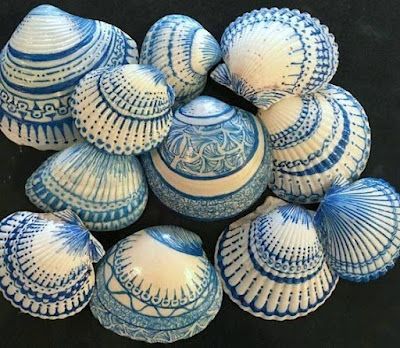 Blue & White Decorated Scallop Shells | Content in a Cottage Scallop Shell Craft, Art Coquillage, Sharpie Crafts, Mod Podge Crafts, Seashell Painting, Shell Crafts Diy, Painted Shells, Decorative Mouldings, Seashell Art