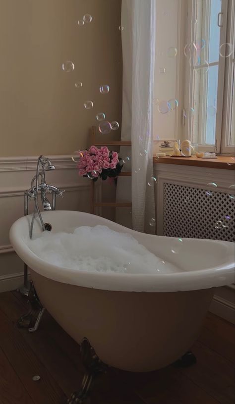 Bath Tub Aesthetic, Victorian Bathtub, Bubble Bath Aesthetic, Old Fashioned Bathtub, Bathtub Aesthetic, Claw Tubs, Bath Tube, Large Bathtub, Aesthetic Bath