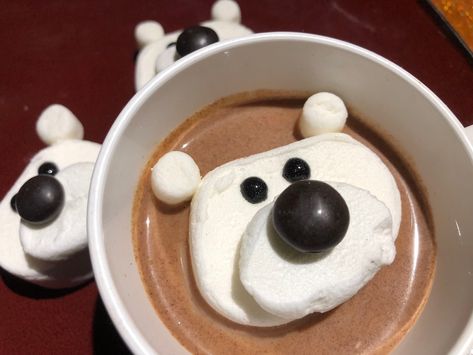 Get out your stash of marshmallows, in all three sizes, to make these cute tasty hot chocolate toppers. This is a guide about making marshmallow polar bears. Hot Chocolate Toppers, Bear Marshmallow, Chocolate Toppers, How To Make Marshmallows, Flag Crafts, Edible Crafts, Christmas Snacks, Mini Marshmallows, Polar Bears