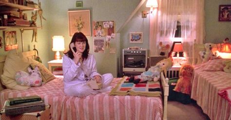 'Teenage Bedrooms on Screen' collects hundreds of images of bedrooms from movies and TV. Movie Bedroom, 90s Bedroom, 80s Bedroom Aesthetic, Bedroom Looks, 80s Room, 80s Bedroom, Retro Bedrooms, Teen Girl Bedroom