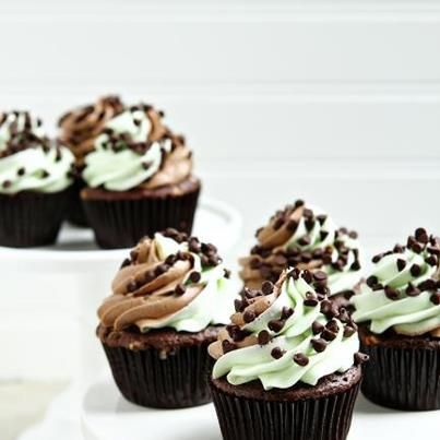 Mint Chocolate Chip Cupcakes  #mintchocolate #chocolatechip #cupcake Mint Chocolate Chip Cupcakes, Mini Patisserie, Mint Cupcakes, Chocolate Chip Cupcakes, Mint Chocolate Chip, Chocolate Chip Ice Cream, Cake Mix Recipes, Mint Chocolate Chips, Yummy Cupcakes