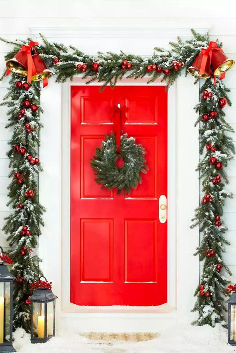 Christmas Porches, Christmas Front Porch Ideas, Red Front Door, Front Door Christmas Decorations, Classic Christmas Decorations, Pink Ornament, Christmas Front Porch, Christmas Front Doors, Porch Christmas