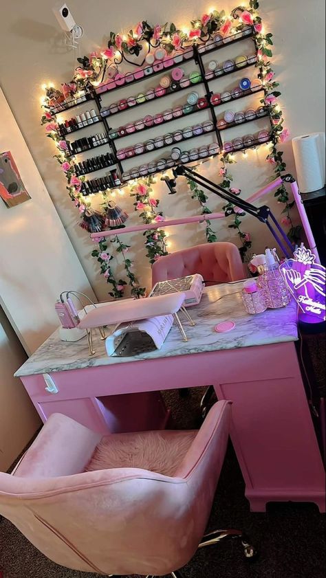 Bedroom Nail Salon, Nail Salon Small Spaces, Nail Tech Room Inspiration, Acrylic Nail Desk Setup, Nailroom Inspiration, Nail Salon Acrylic Nails Ideas, Home Nail Salon Ideas Decor, Nail Business Asthetic, Nails And Makeup Studio Ideas