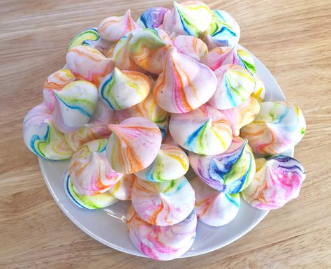 Meringue Cookie Recipe, Candy Recipes Homemade, Rainbow Food, Crayon Box, Meringue Cookies, Homemade Candies, Vegan Treats, Cute Desserts, Vegan Sweets