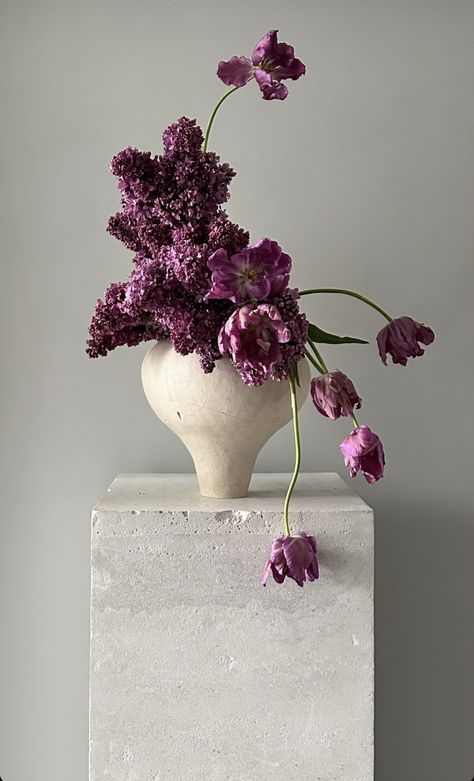 Artsy Flower Arrangements, Modern White Floral Arrangements, Sculptural Floral Arrangements, Minimal Flower Arrangements, Modern Flower Arrangements Unique Floral Design, Big Vase With Flowers, Japanese Flower Arrangement, Mauve Flowers, Contemporary Flower Arrangements