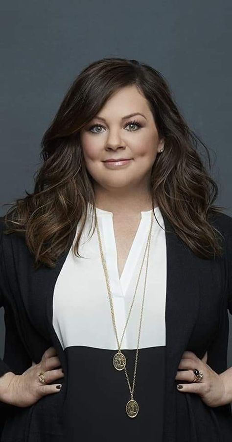 Cabelo Plus Size, Fat Face Haircuts, Over 40 Hairstyles, Professional Headshots Women, Plus Size Posing, Headshot Poses, Headshots Women, Comedy Film, Melissa Mccarthy